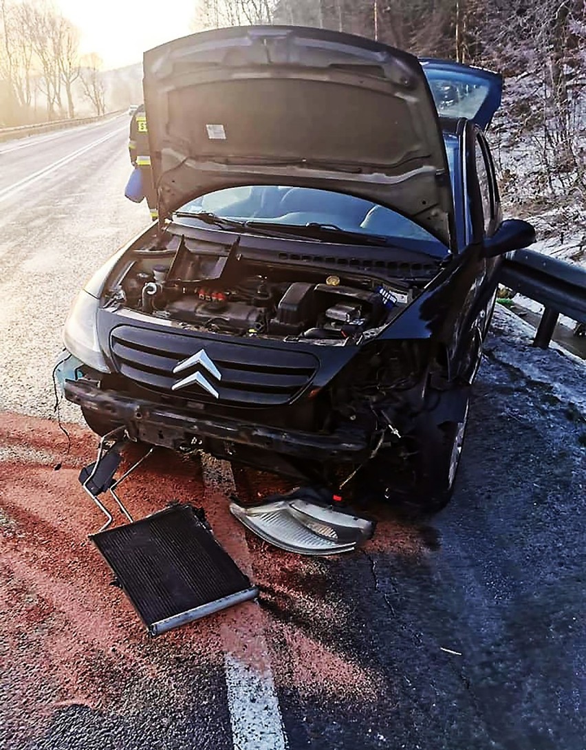 Trudno było jechać krajówką przez Witowice. Jedno auto na barierkach drugie w polu