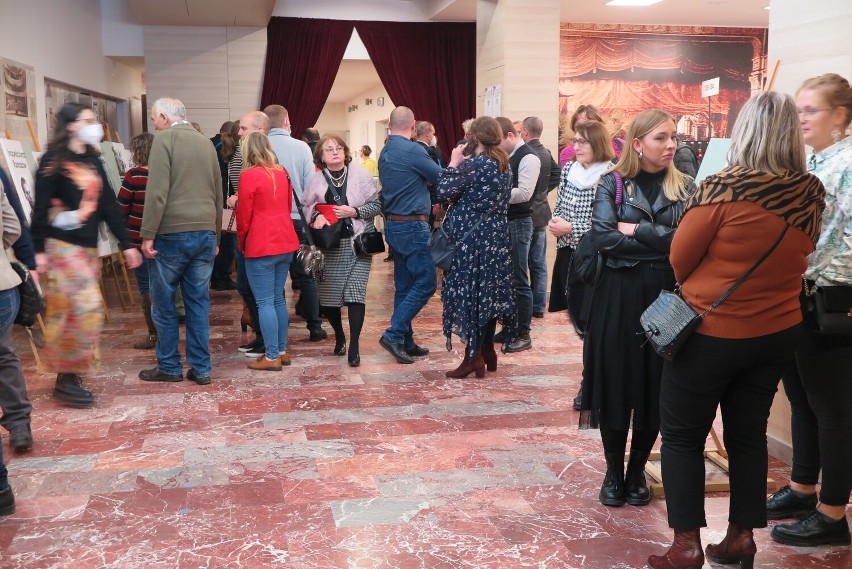 Dzięki niesamowitemu wpływaniu na emocje teatr jest...