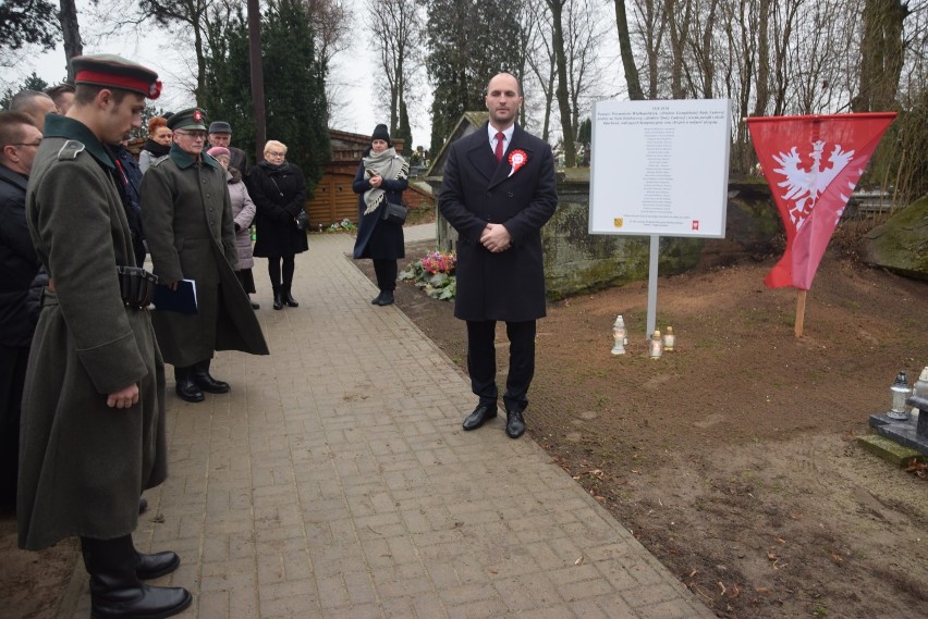 Uroczyste odsłonięcie tablicy upamiętniajacej Powstańców w...