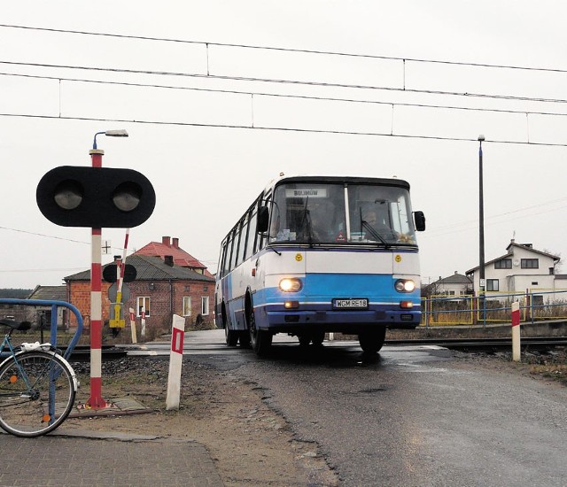 Autobus wiozący dzieci do szkoły zgasł nagle na tym przejeździe