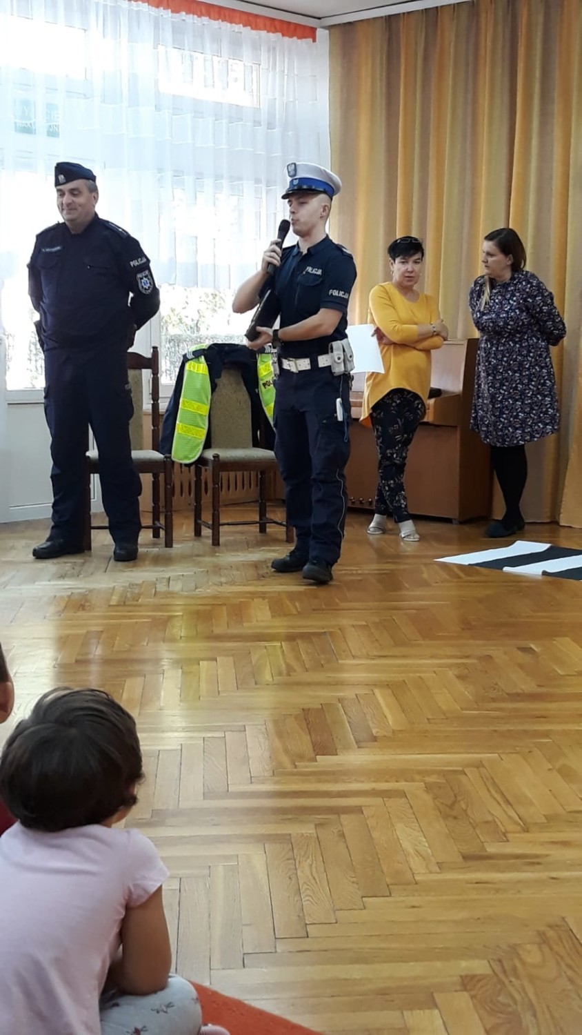 Policjanci wydziału ruchu drogowego Komendy Policji w Tomaszowie Maz. odwiedzili Przedszkole nr 3 [FOTO]