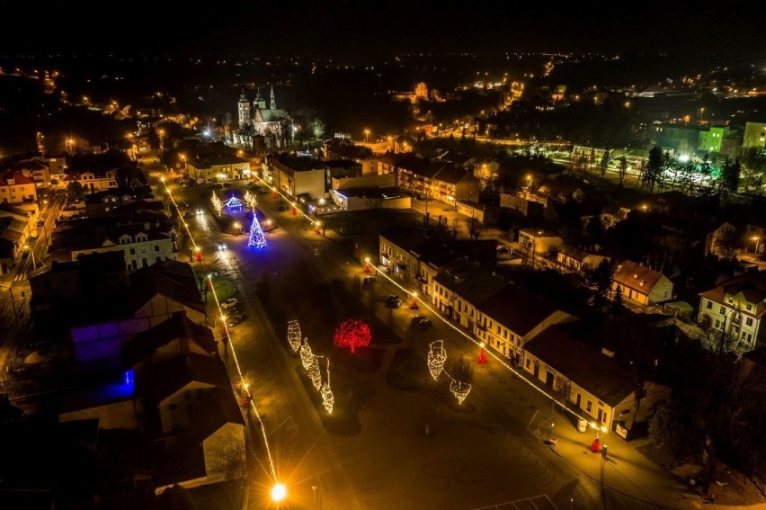 Zjawiskowe iluminacje świąteczne w Opatowie. Jest pięknie! Zobacz ZDJĘCIA Z DRONA