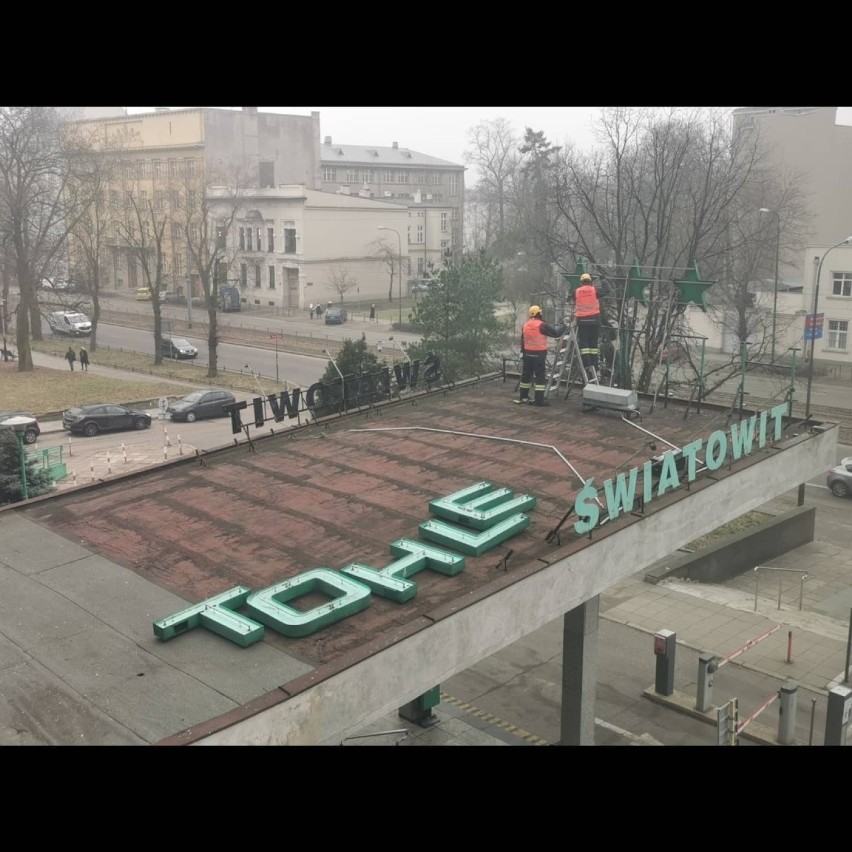 Demontażu neonu dokonali pracownicy specjalizującej się w...