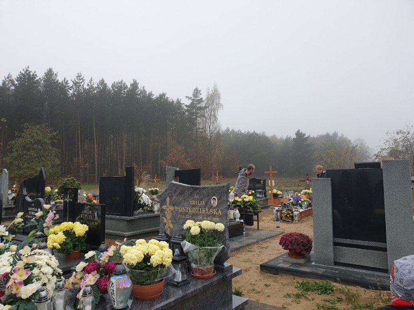 Wszystkich Świętych 2022 na cmentarzu komunalnym w...