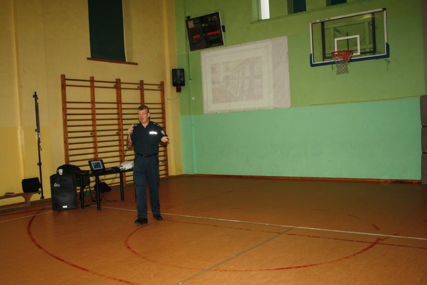 Funkcjonariusz Urzędu Celno-Skarbowego mówił w szkole o zagrożeniach związanych z hazardem [ZDJĘCIA]