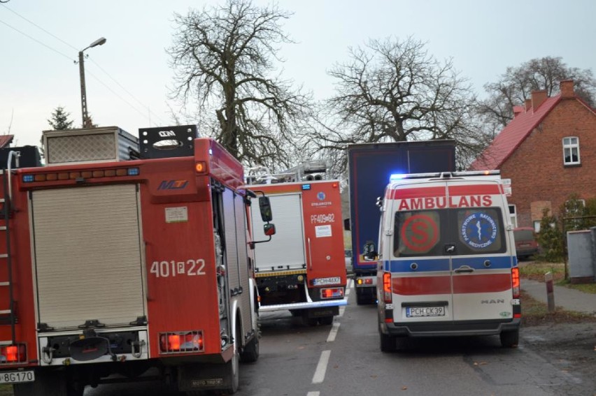 Wypadek. Zjechał z drogi i uderzył w drzewo [ZDJECIA]