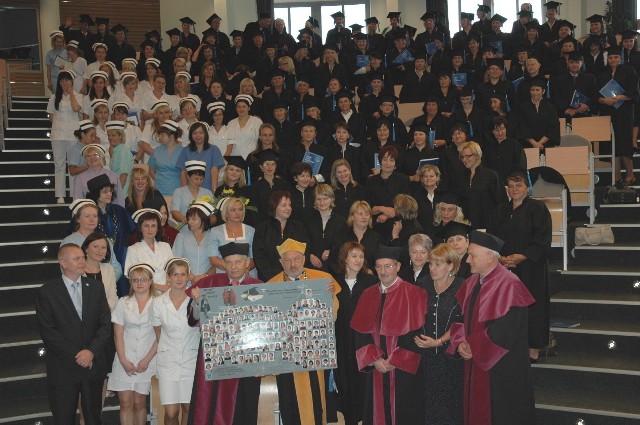 Profesor Hodorowicz (w żółtym stroju rektorskim)  prowadzi uczelnię od dziesięciu lat