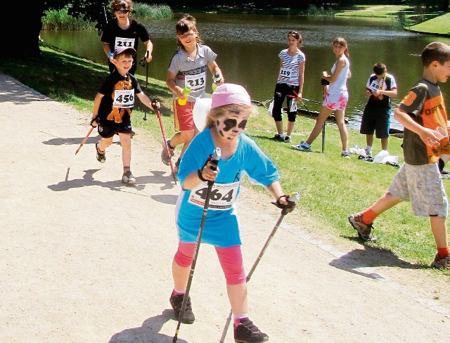 Nordic walking lubią też przedszkolaki. Walczyło ok. 20 dzieci