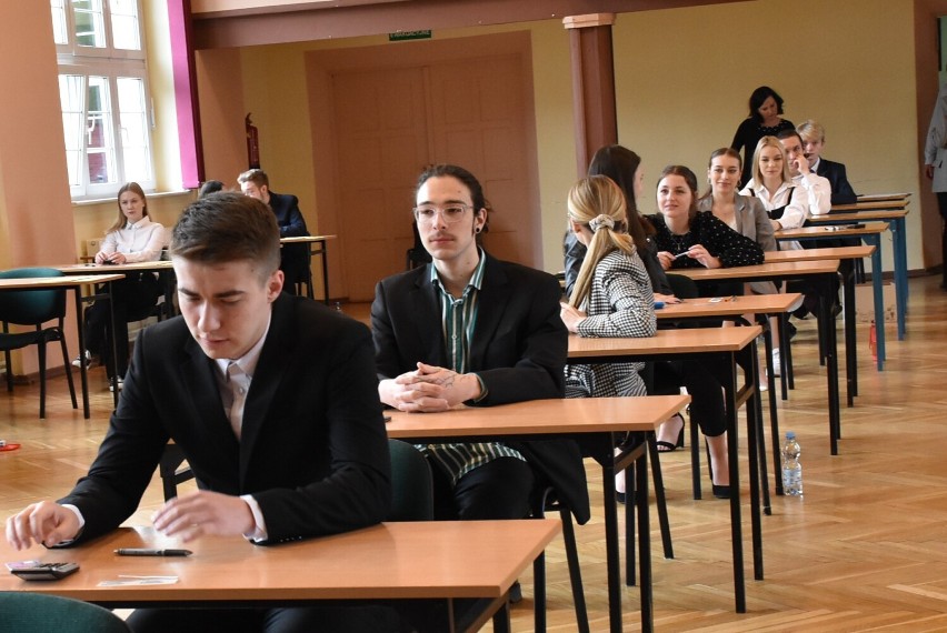 Matura z matematyki w Liceum nad jeziorem w Człuchowie - zdjęcia maturzystów tuż przed egzaminem! ZDJĘCIA