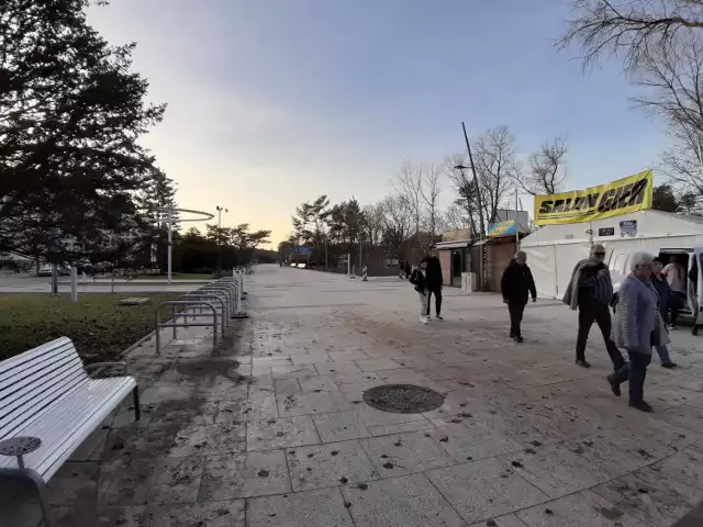 Wiosennie w Świnoujściu. Na promenadzie prawie, jak latem - pełno ludzi. Bezchmurne niebo i wysoka temperatura sprawiły, że mieszkańcy, ale i goście, którzy już pojawili się nad morzem, spacerują po dzielnicy nadmorskiej.