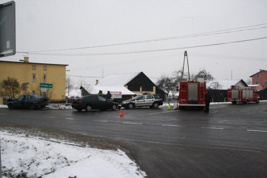 Jastrzębie: wypadek na skrzyżowaniu ul. Rybnickiej i Długiej. Dwie osoby trafiły do szpitala