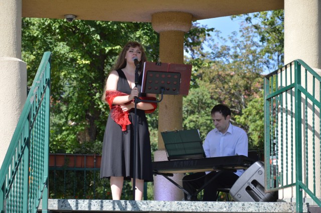 Zrewitalizowany park w Żarach wraz z pawilonem muzycznym stanowi idealną scenerię dla plenerowych koncertów.