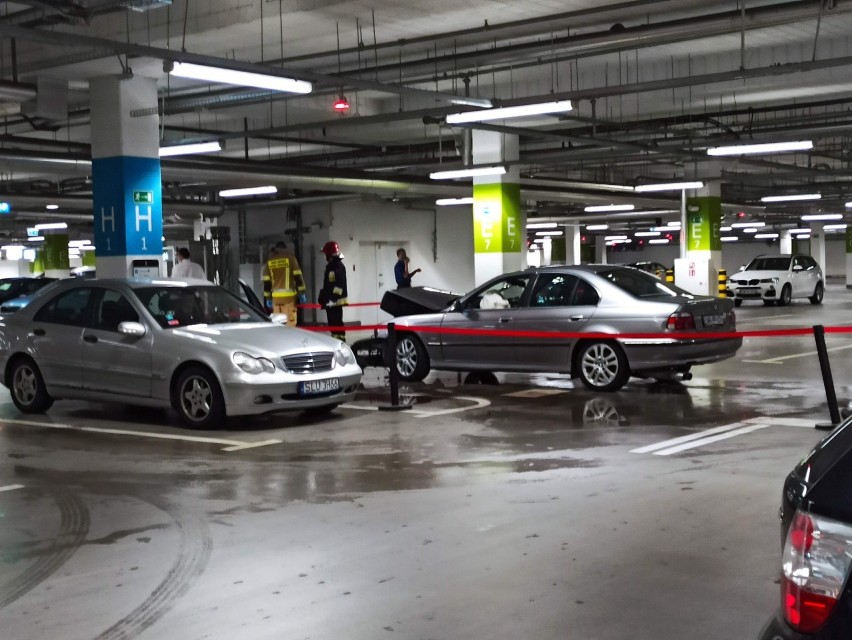 Driftował swoim BMW na podziemnym parkingu Alei Bielany. Skończył na betonowym słupie