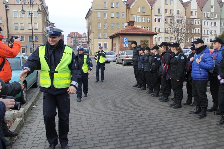 Klasa mundurowa wlepiała smutne miny kierowcom łamiącym przepisy