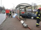 W Częstochowie kierowca opla wjechał w przystanek tramwajowy