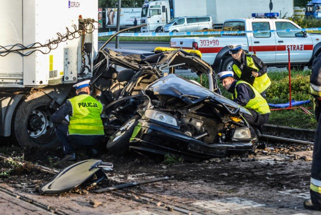 Do zdarzenia doszło przed godziną trzecią na rondzie Fordońskim. Zderzyły się taksówka i samochód ciężarowy. Trzy osoby jadące taksówką poniosły śmierć na miejscu. Były wieku 27, 35 i 52 lat. 
-&nbsp;Zgłoszenie o wypadku odebraliśmy od policji o godz. 2.46 - informuje st. asp. Krystian Pietrzak, dyżurny operacyjny KM PSP w Bydgoszczy. - Na rondzie Fordońskim zderzył się samochód ciężarowy wiozący paczki kurierskie, jadący od strony ronda Toruńskiego z oplem omegą, jadącym prawdopodobnie od strony ul. Jagiellońskiej. Trzy osoby z opla: kierowca taksówki oraz pasażerowie - mężczyzna i kobieta zginęli na miejscu. 

Aby wydobyć ich ciała z taksówki, strażacy musieli wyciąć bok auta i użyć sprzętu hydraulicznego. Oba pojazdy wskutek zderzenia przesunęły się na torowisko, przez co w mieście nie jeździły tramwaje. Do usunięcia obu samochodów z ronda Fordońskiego użyto ciężkiego sprzętu technicznego. Działania związane z usuwaniem pojazdów trwały do godz. 8. 

Czytaj więcej: tutaj



Tragedia w gminie Złotniki Kujawskie. Dwie osoby nie żyją
