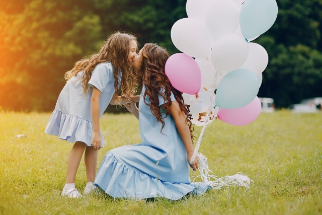 Już niebawem będziemy obchodzili jedno z najpiękniejszych świąt, czyli Dzień Matki. Z racji tego, że mama jest wyjątkową osobą to prezent dla niej musi być równie wyjątkowy. Nie masz pomysłu? Nic nie szkodzi, przychodzimy z pomocą! Przedstawiamy przegląd ciekawych prezentów, z których każda mama będzie zadowolona. Kliknij w galerię zdjęć by obejrzeć propozycje prezentów na Dzień Matki.