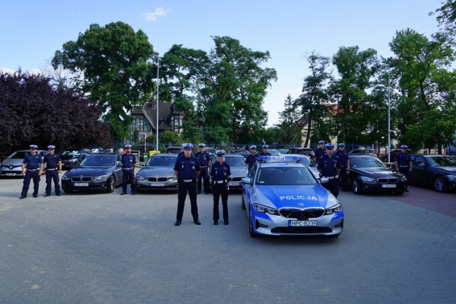 Policjanci do służby wyjeżdżają nieoznakowanymi samochodami marki BMW z wideorejestratorami oraz oznakowanymi radiowozami z laserowymi miernikami prędkości.
