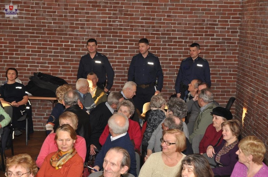 Spotkanie policjantów z grupą kraśnickich seniorów w CKiP w...