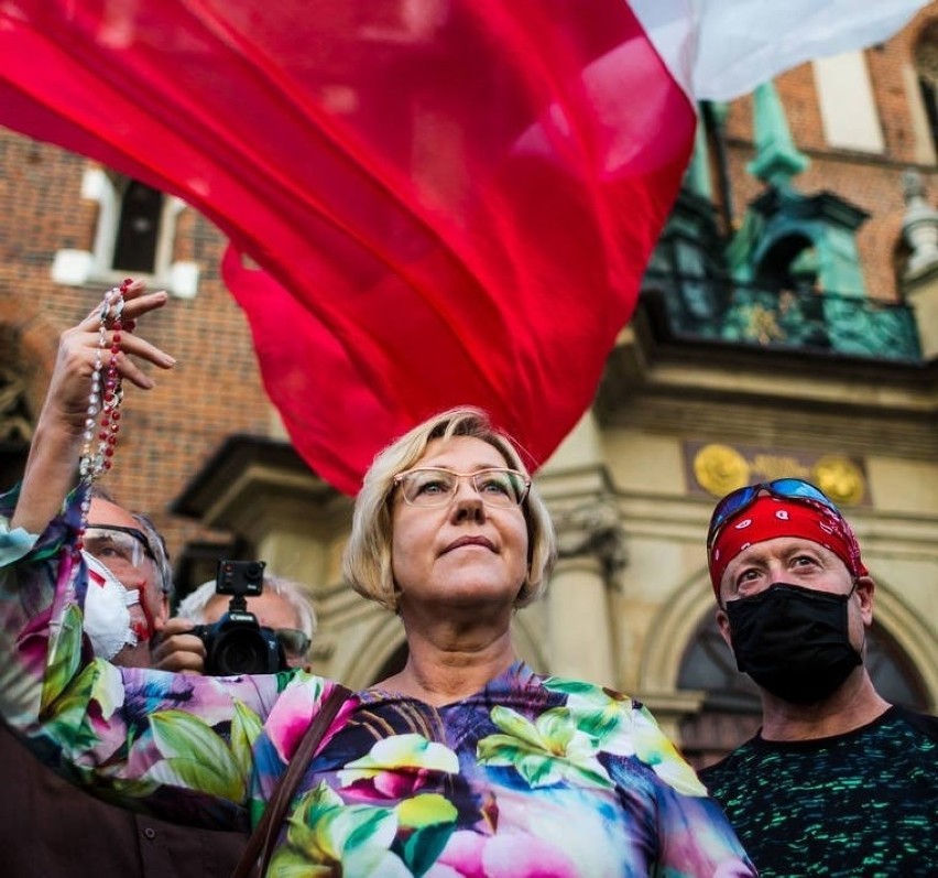 Małopolska kurator oświaty Barbara Nowak z różańcem w ręku manifestowała na krakowskim rynku [ZDJĘCIA]