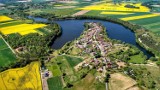 Niesamowite jezioro niedaleko Świebodzina. Z lotu ptaka wygląda jak... zwierzę. Zobaczcie niezwykłe widoki