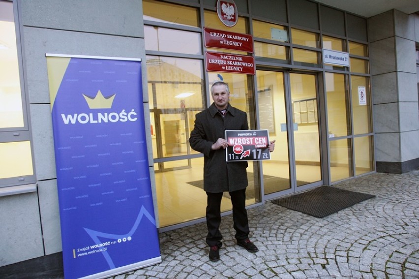 Protest przeciwko akcyzie na e-papierosy w Legnicy