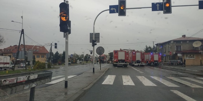 Groźny wypadek w Ochabach Małych: ciężarówka zderzyła się z ciągnikiem, są duże utrudnienia (OBJAZDY)