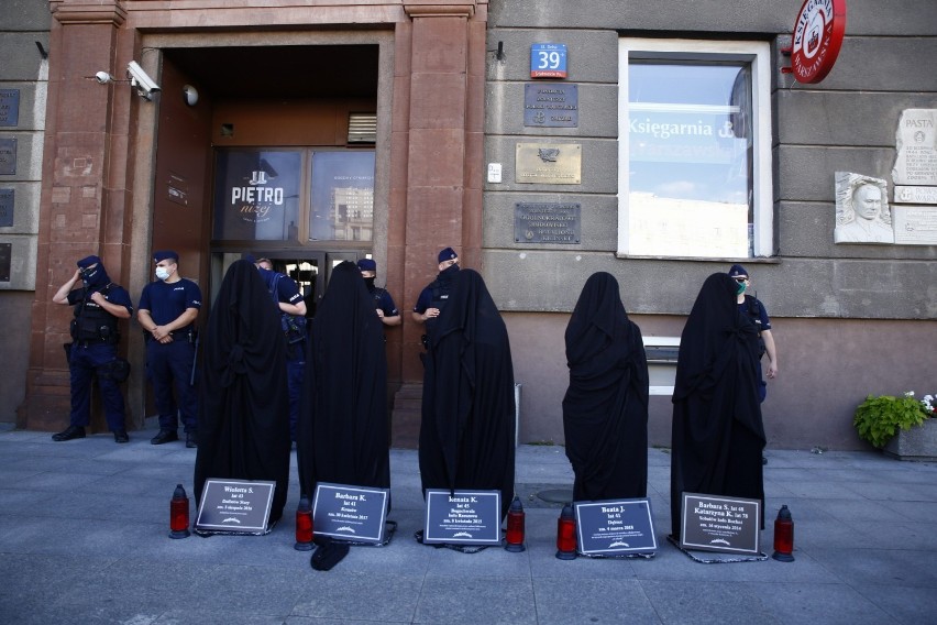 Nie Dla Legalizacji Przemocy Domowej. Strajk Kobiet protestował pod siedzibą Ordo Iuris 