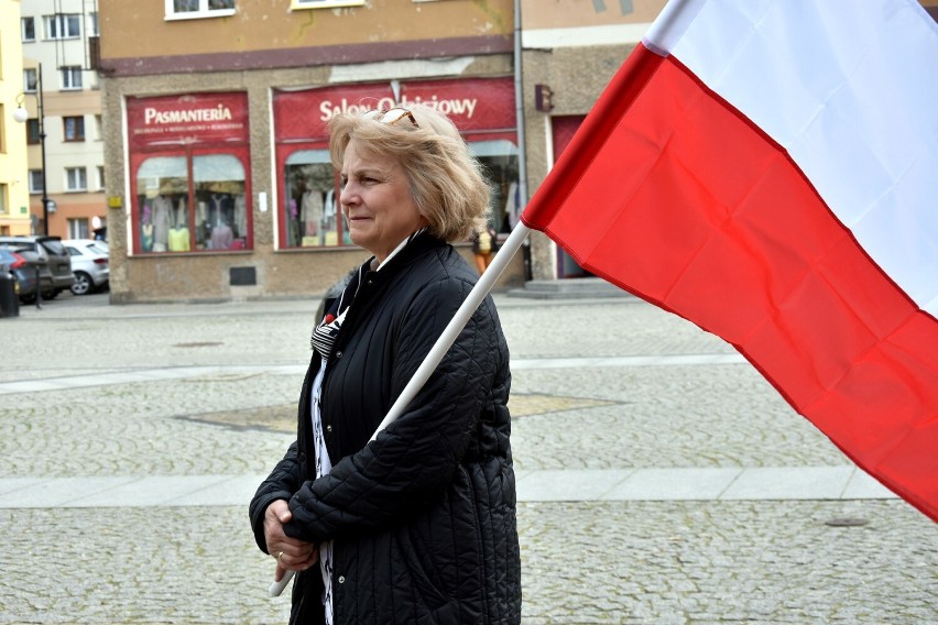 Złożenie kwiatów pod tablicą "Węgierską" w Legnicy, zobaczcie zdjęcia