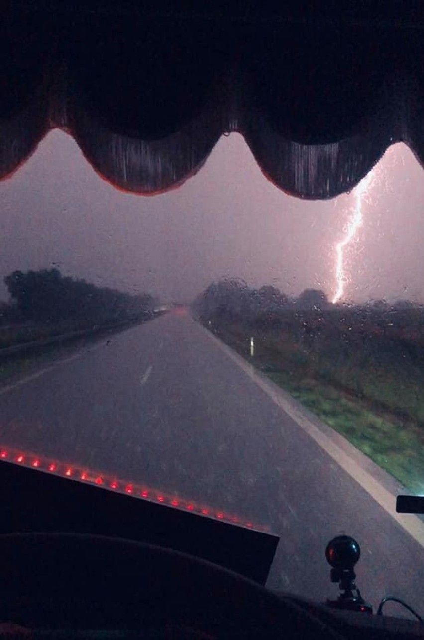 A jednak zagrzmiało! Wcześniej krótki, ale mocny wiatr narobił szkód w Szczecinie [ZDJĘCIA, WIDEO]