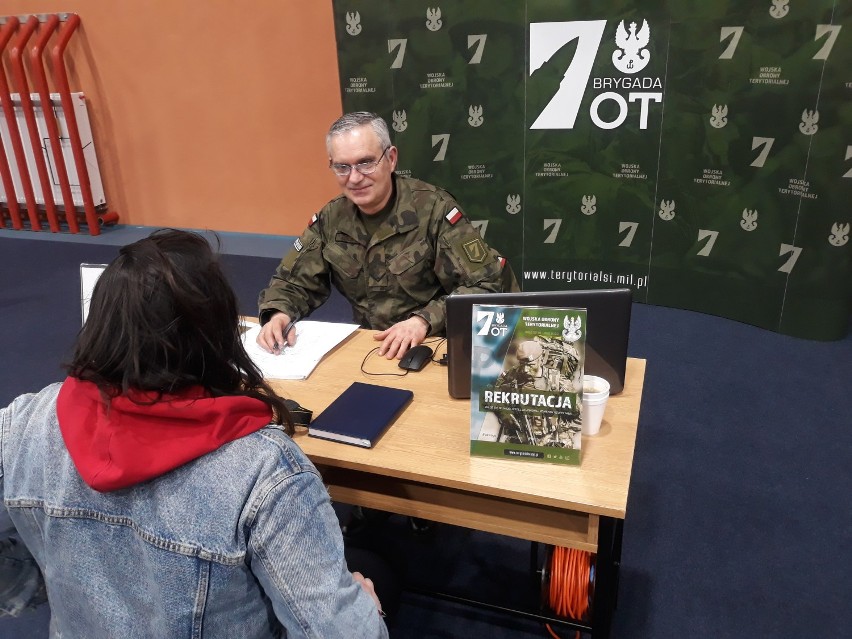 Malbork. Nowi ochotnicy wcieleni do Wojsk Obrony Terytorialnej w ramach projektu "Ferie z WOT"