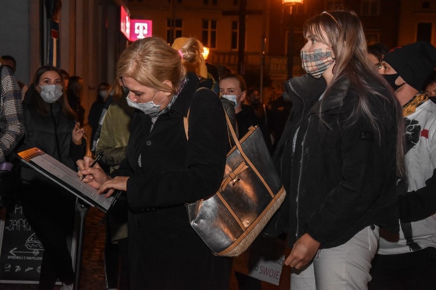 Strajk kobiet w Szamotułach. Mieszkanki i mieszkańcy podpisali kartkę dla posłanki PiS [ZDJĘCIA]