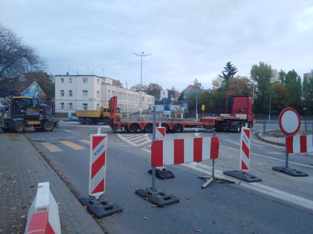 Uwaga! U zbiegu ulic Sienkiewicza i Wrocławskiej w Zielonej Górze nastąpiła zmiana organizacji ruchu. Kierowcy nie przejadą od ul. Sienkiewicza w stronę ul. Wrocławskiej. Powód? Budowa ronda przy powstającej w tym miejscu galerii handlowej. 

W piątek rano mnóstwo aut zawracało, nie wiedząc o zmianach w tym miejscu. 

W związku z tym czekają nas też zmiany w trasie autobusów MZK. 

Od soboty, 18 października, w związku z budową ronda na skrzyżowaniu ulicy Wrocławskiej z ulicą Sienkiewicza (brak możliwości wjazdu z ulicy Sienkiewicza w ulicę Wrocławską oraz z ulicy Wrocławskiej w ulicę Sienkiewicza) zostaje wprowadzony objazd w obu kierunkach dla autobusów linii nr 1 i 37.

Autobusy linii nr 1 i 37, jadąc w kierunku Dworca Głównego po obsłużeniu przystanku „Sienkiewicza” zawrócą na rondzie i ulicą Sikorskiego dojadą do al. Konstytucji 3 Maja do przystanku „Planetarium”, następnie do przystanku „Urząd Miasta”, gdzie wrócą na swoją stałą trasę. W drodze powrotnej trasa objazdu jest taka sama w odwrotnej kolejności (Przystanki: „Urząd Miasta” , „Planetarium” , „Sienkiewicza”).

Podczas objazdu z obsługi komunikacyjnej (tylko dla linii nr 1 i 37) zostaną wyłączone przystanki:

- ul. Wrocławska przystanek „Palmiarnia”,  nr przystanku 38

- ul. Wrocławska przystanek „Palmiarnia”, nr przystanku 72

Przystanki zastępcze dla linii nr 1 i 37 będą obowiązywały przy:

- al. Konstytucji 3-go Maja przystanek Planetarium, nr przystanku 37

- al. Konstytucji 3-go Maja przystanek Planetarium, nr przystanku 73