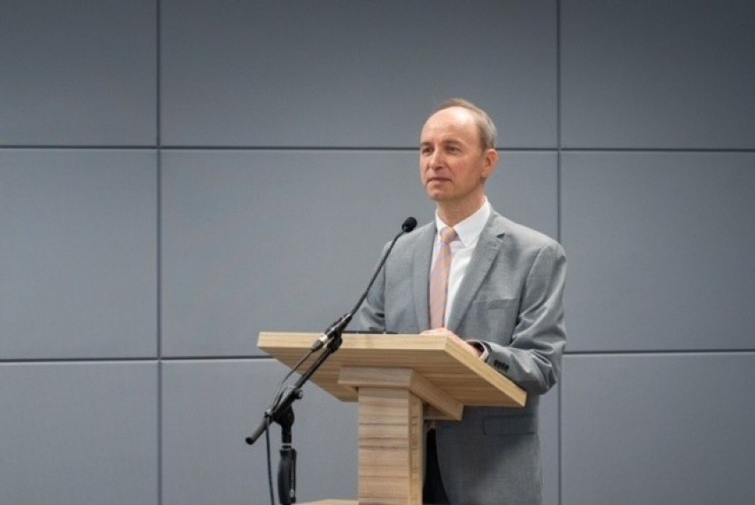 Przemówienie podczas uroczystości otwarcia nowej Sali Królestwa w Brodach Małych wygłosił Piotr Kowalik, krajowy przedstawiciel Świadków Jehowy