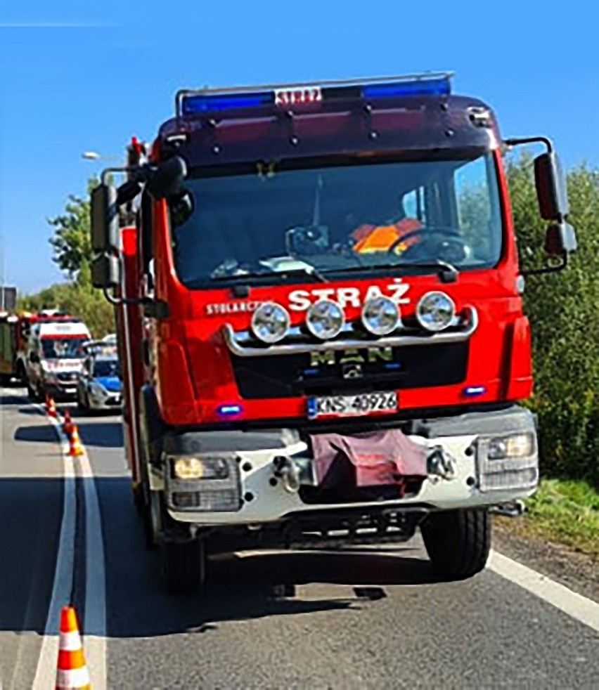 Wypadek na DW969 w Naszacowicach. Kobieta straciła panowanie nad pojazdem. Wóc uderzył w latarnie i zatrzymał się w zaroślach 