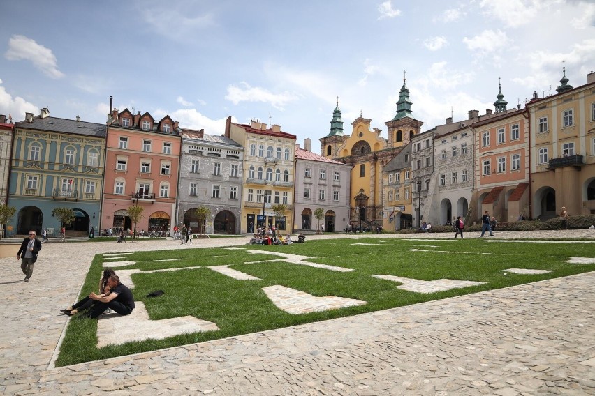 Rynek w Przemyślu nie jest już tak pochyły jak kiedyś [ZDJĘCIA]