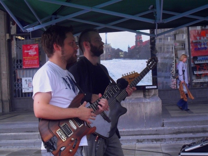 A w tle słychać gitarową muzykę...Fot. Ewa Krzysiak