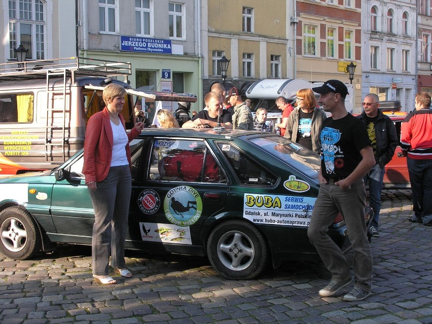 Dziesięć załóg wystartowało z Wejherowa w rajdzie starych aut Złombol 2012. Jadą do grecji