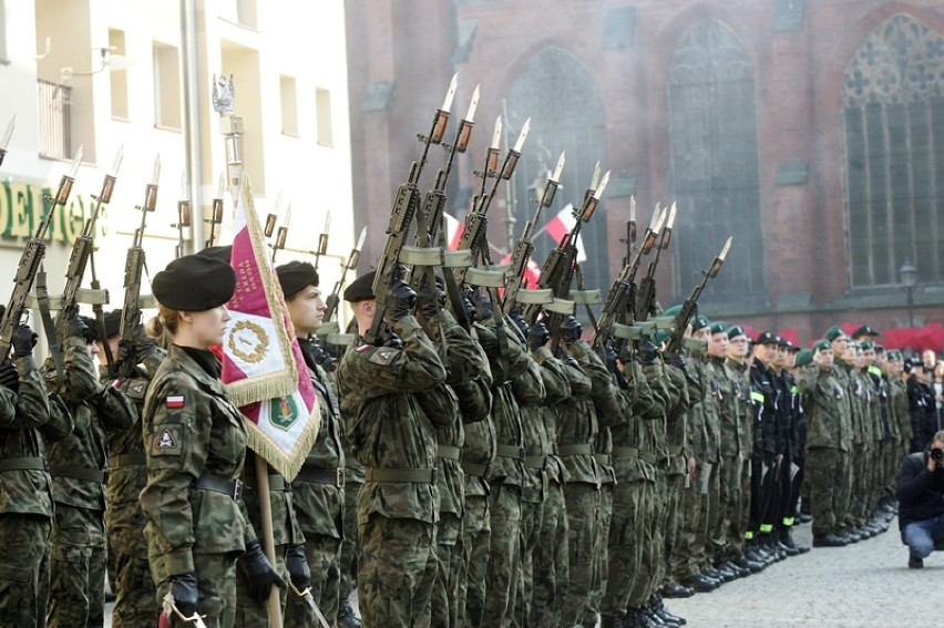 Uczniowie klas mundurowych ślubowali na Legnicki Sztandar [ZDJĘCIA] 