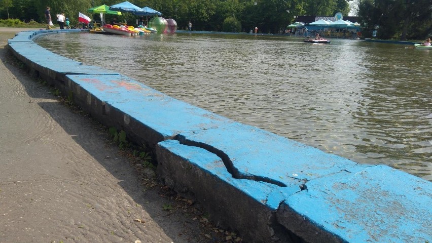 Staw w parku Jordana jest brzydki i zaniedbany, od lat...