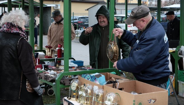 "Pchli targ" w Grudziądzu, 10 kwietnia. Jak widać tego rodzaju handel pod chmurką ma sporo zwolenników.