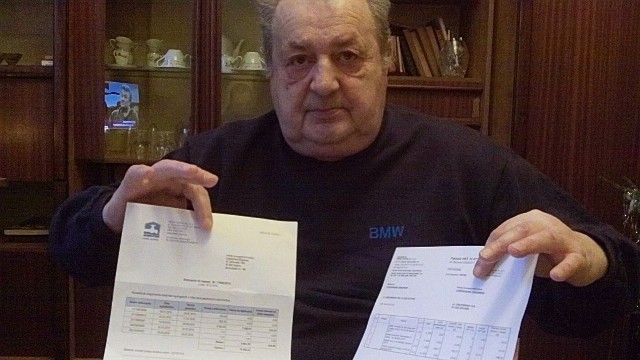 Zbigniew Czerwiński pokazuje dokumenty