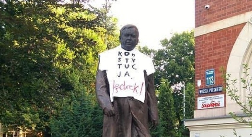 Pomnik Kaczyńskiego w Szczecinie ubrany w koszulkę. Prowokacja? [ZDJĘCIA]
