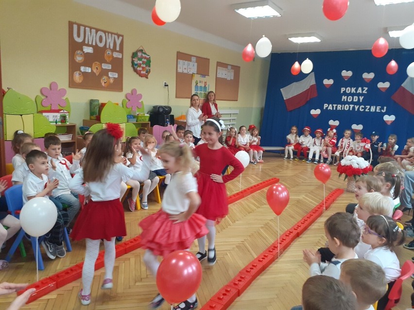 Pokaz mody patriotycznej w Przedszkolu numer 2 "Bajkowa Ciuchcia" w Jędrzejowie. Tak dzieciaki celebrowały Święto Niepodległości