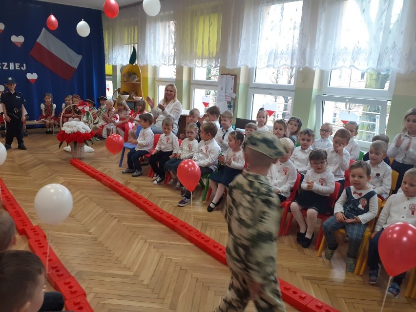 Pokaz mody patriotycznej w Przedszkolu numer 2 "Bajkowa Ciuchcia" w Jędrzejowie. Tak dzieciaki celebrowały Święto Niepodległości