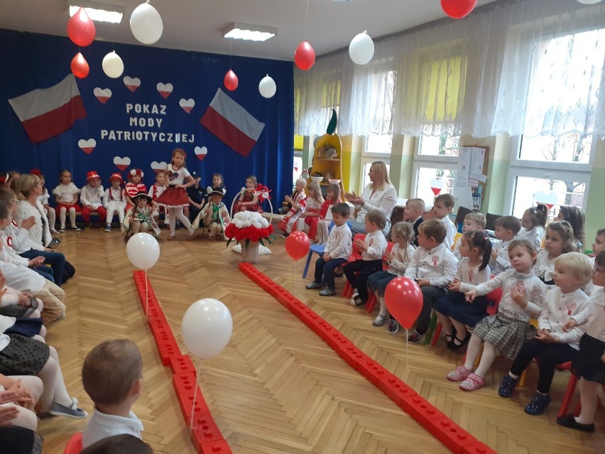 Pokaz mody patriotycznej w Przedszkolu numer 2 "Bajkowa Ciuchcia" w Jędrzejowie. Tak dzieciaki celebrowały Święto Niepodległości