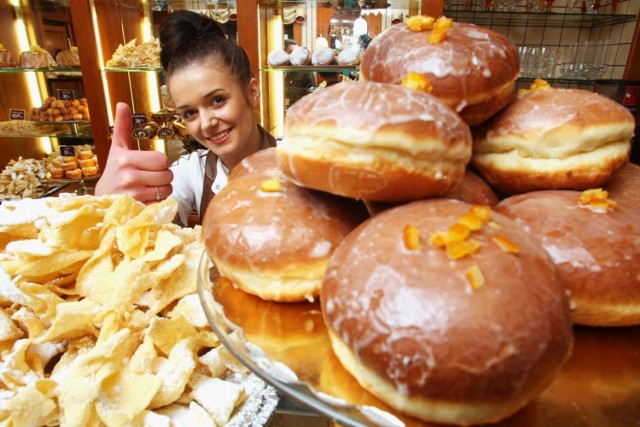 Dziś od rana w cukierniach ustawiają się już kolejki po pączki