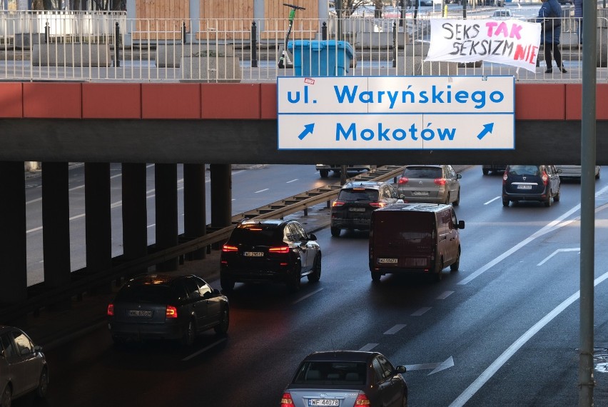 Banery na Dzień Kobiet nad Trasą Łazienkowską. "Zamiast kwiatów pełne prawa" i "Kobiety do polityki"