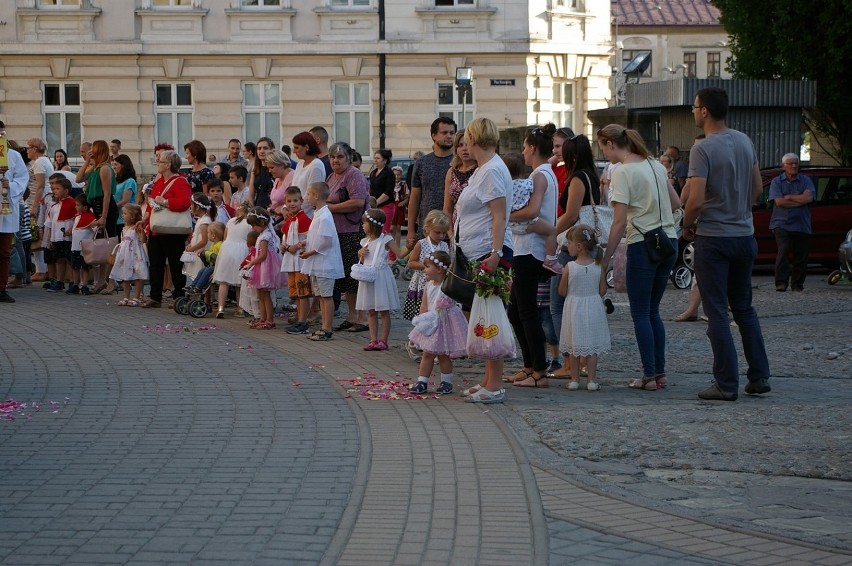 W bazylice kapłani pobłogosławili dzieci. Poświęcono wianki z kwiatów i ziół. Zakończyła się oktawa Bożego Ciała. 