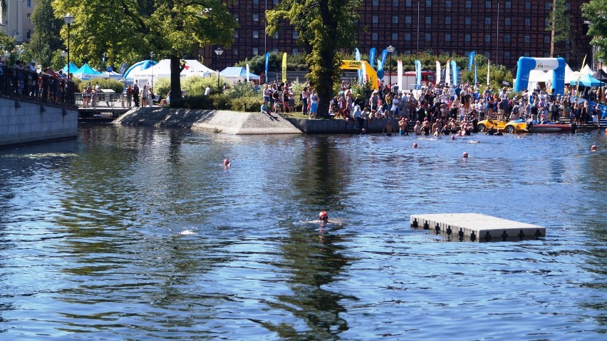 Woda Bydgoska 2017. Tak miłośnicy pływania ścigali się w Brdzie! [zdjęcia, wideo]